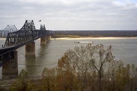 At the Mississippi River, looking west.